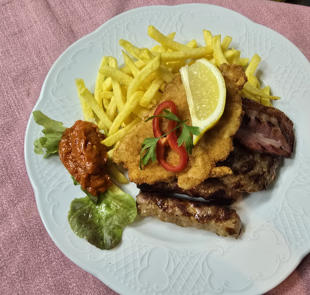 Cevapcici, Steak und paniertes Schnitzel mit Pommes frites und Ajvar